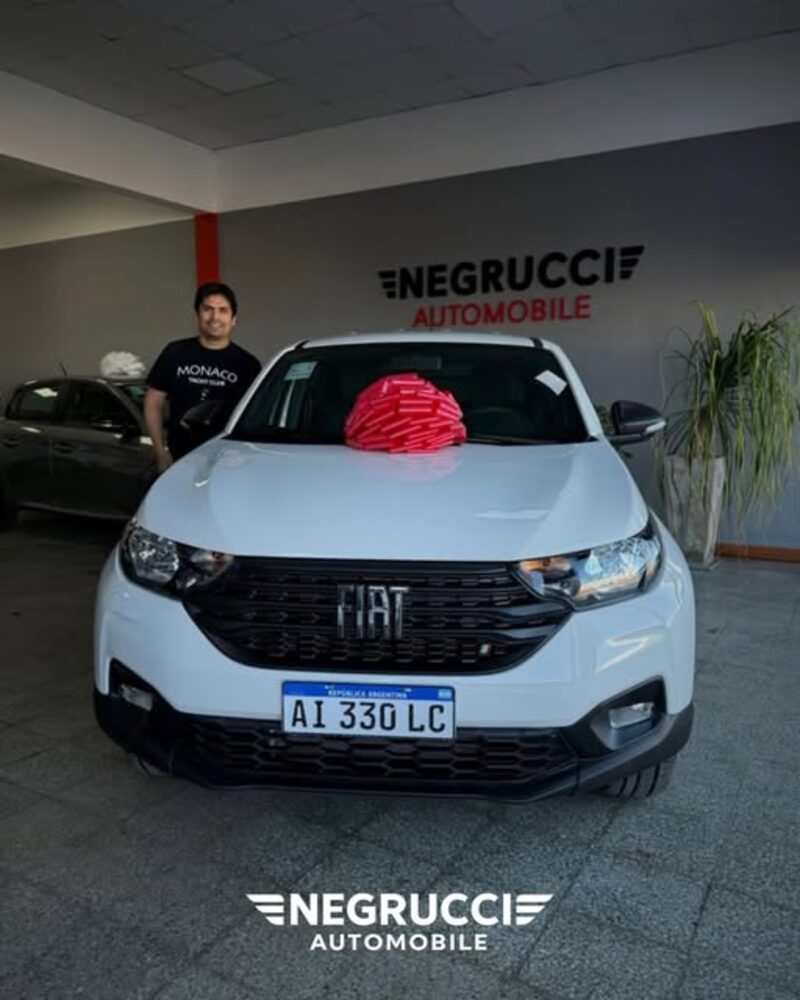 Entrega de un auto con moño en el local
